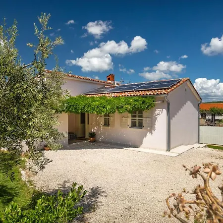 Villa Beautiful Gf25 With Pool In