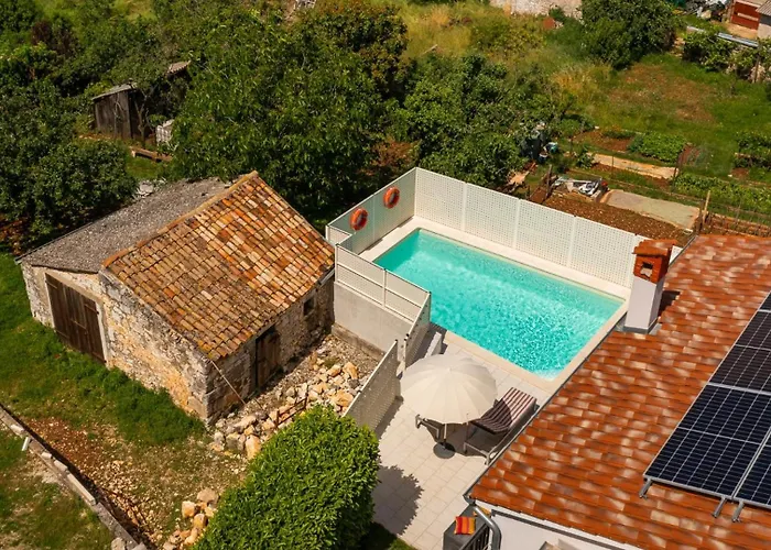 Villa Beautiful Gf25 With Pool In